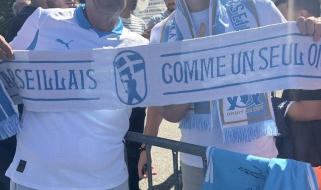 开云-法媒：帕瓦尔周三上午抵达马赛，并与本地球迷合影