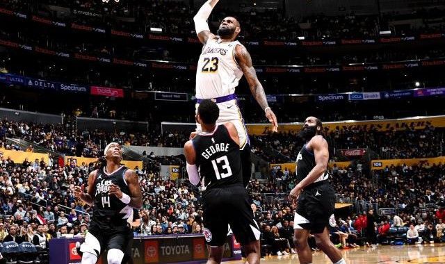 詹皇隔扣乔治惊呆哈登 湖人拿火热快艇止住四连败